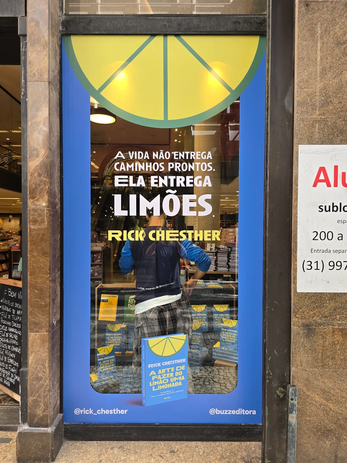 Vitrine promocional de alto impacto — Adesivos & Impressão