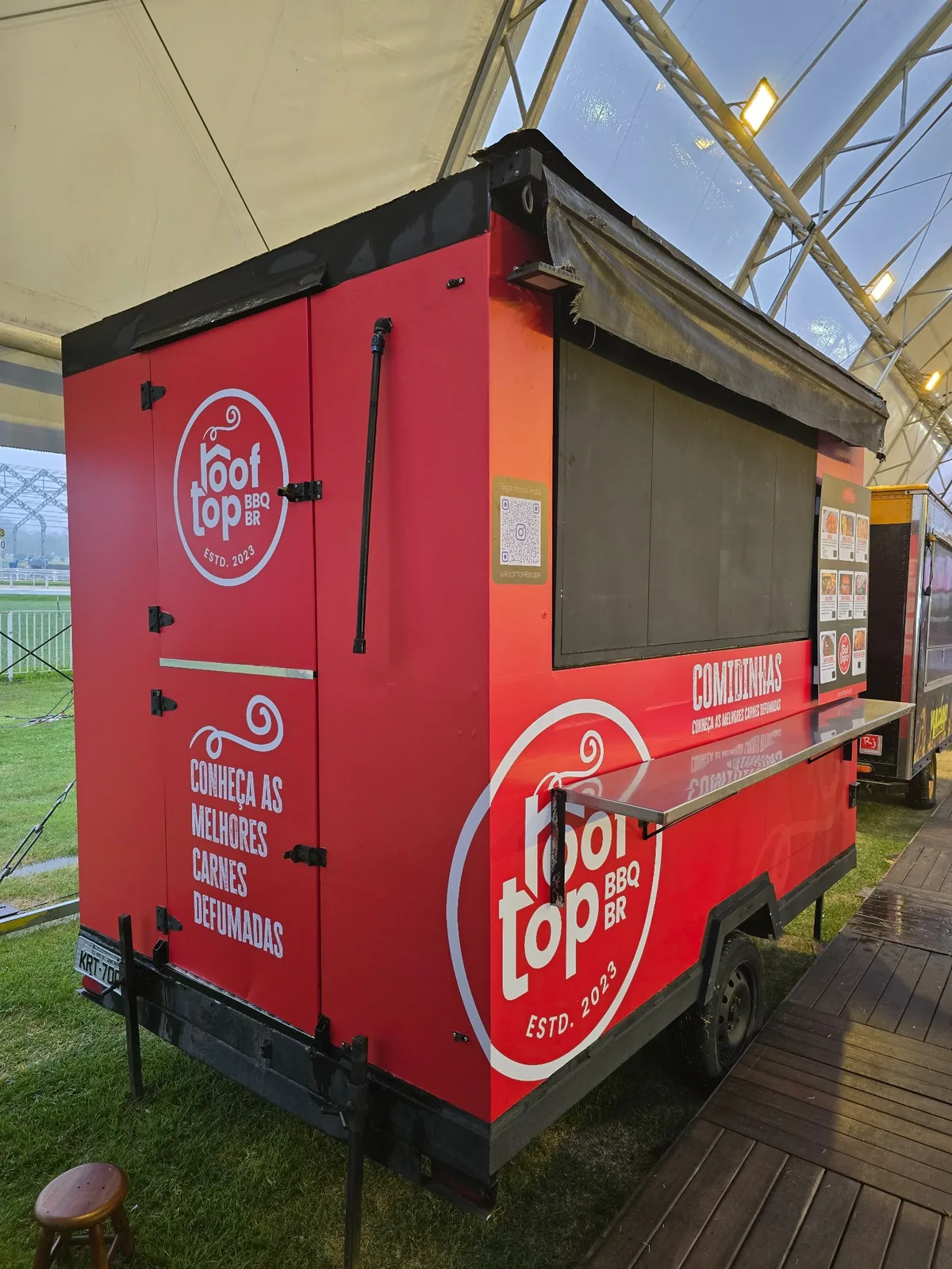 Adesivação de food truck executada pela Criatività