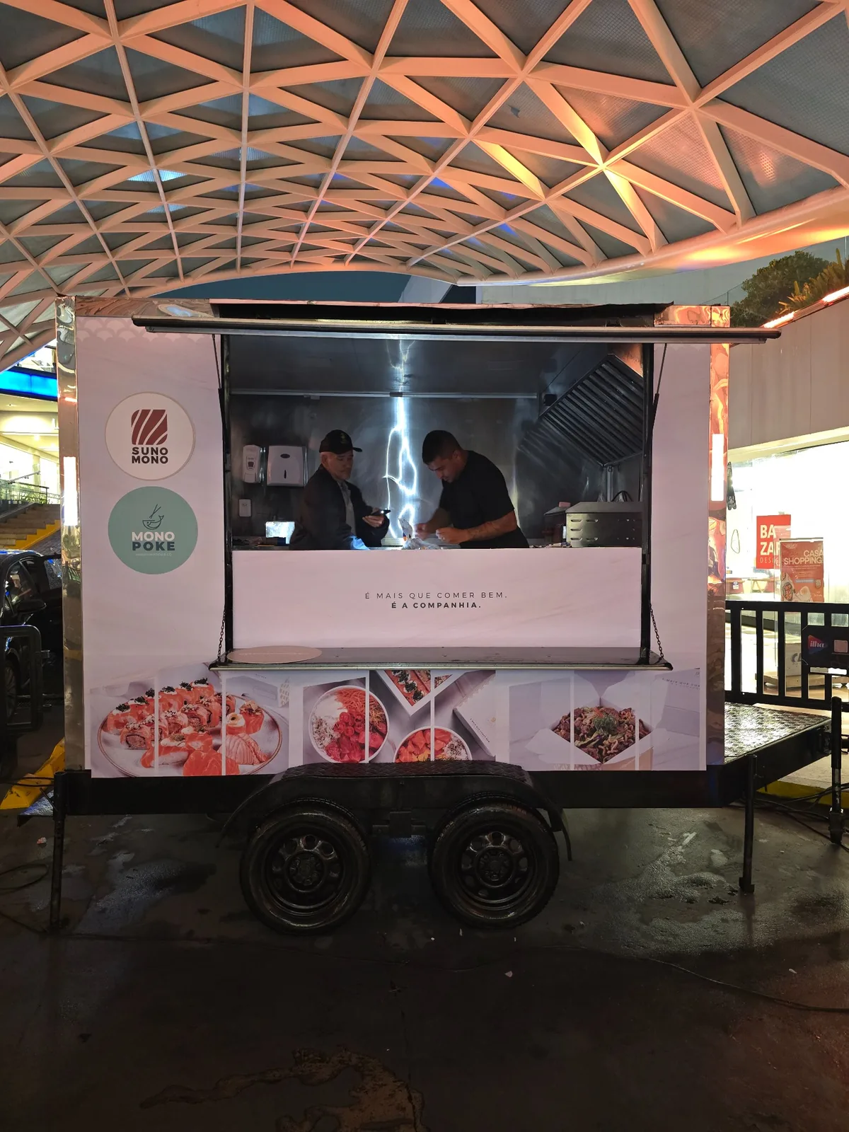Identidade visual aplicada em trailer — Food Trucks