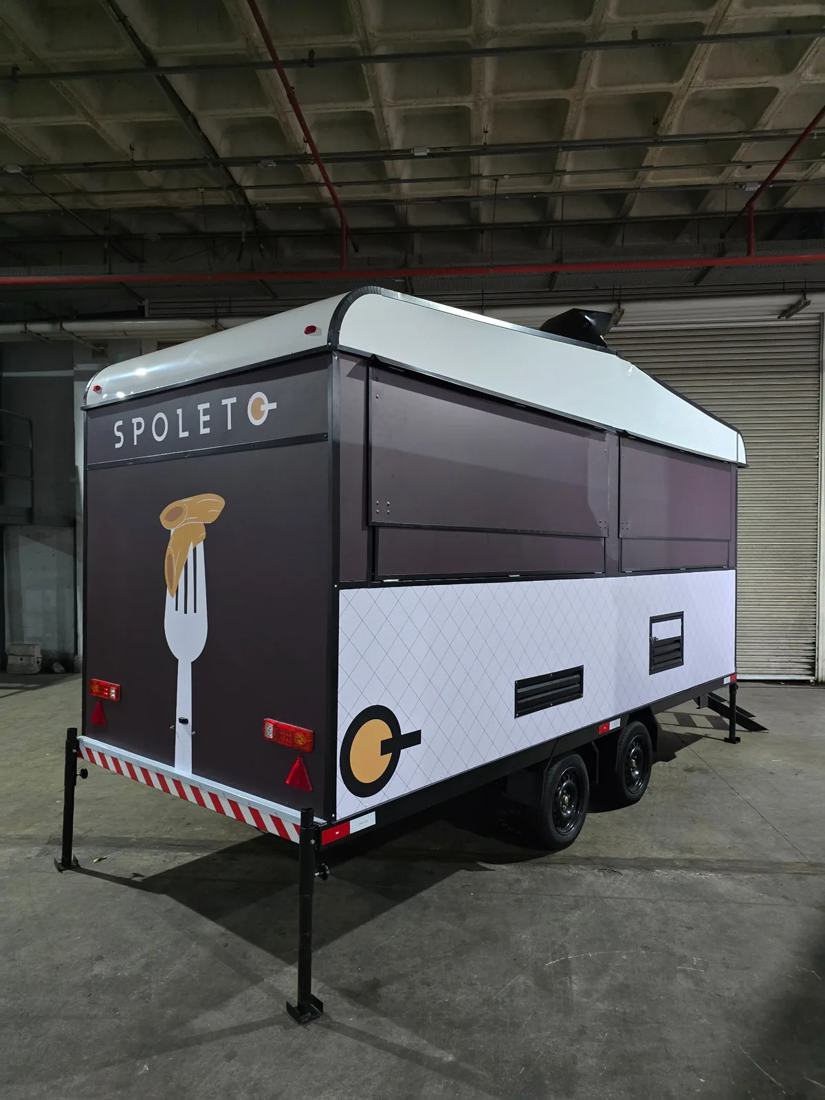 Personalização de trailer comercial — Food Trucks
