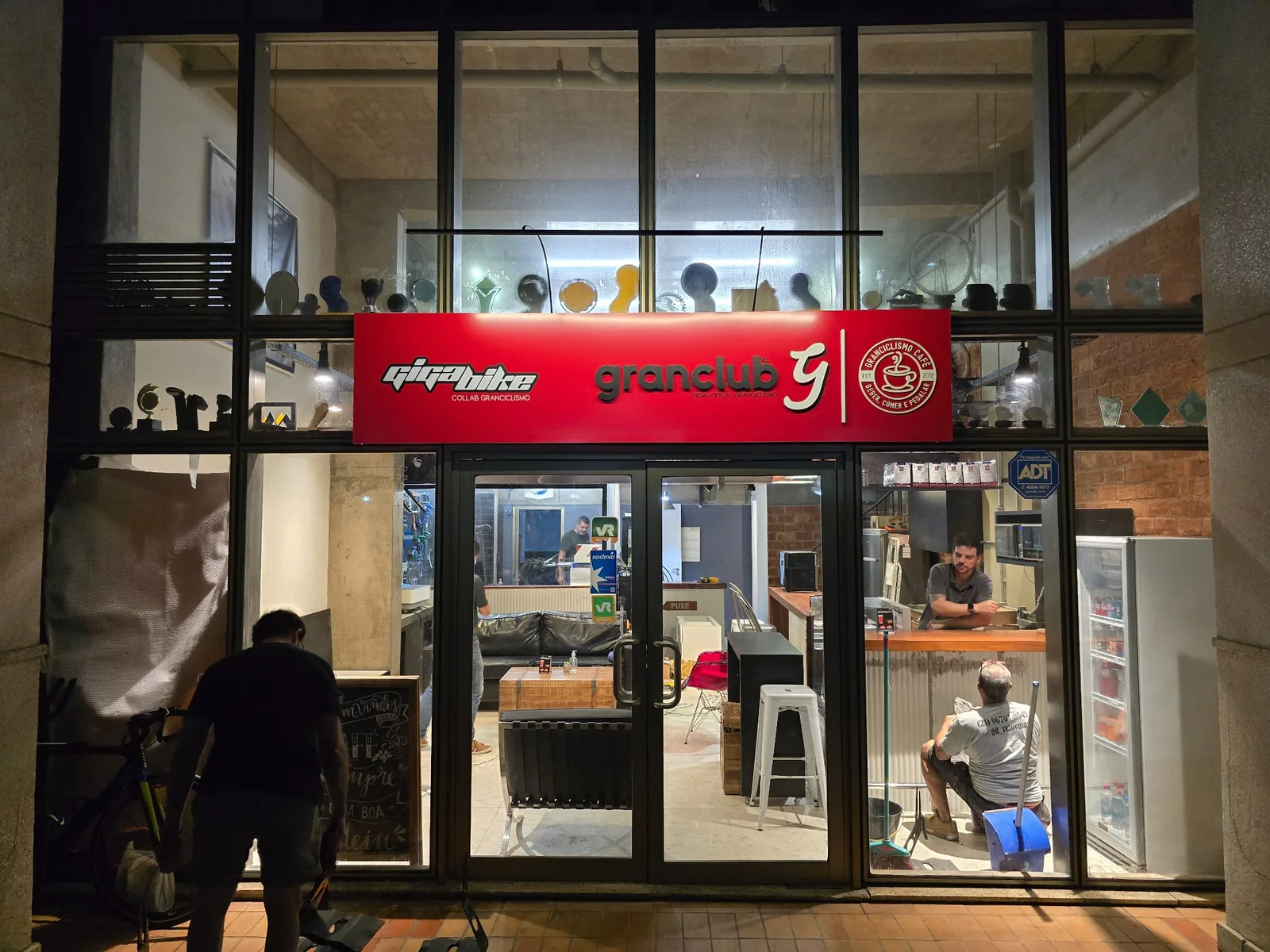 Fachada comercial iluminada — Letreiros & Fachadas